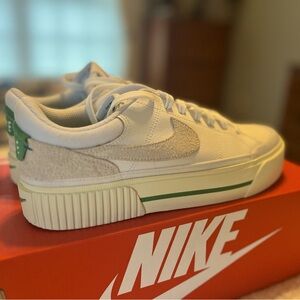 Like New - Nike Court Legacy Lift - Size 9